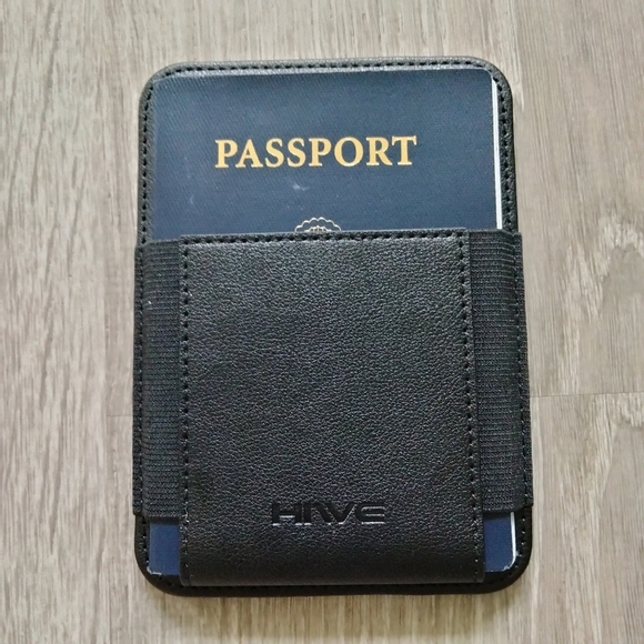 Trackable wallet/passport holder - Picture 7 of 12